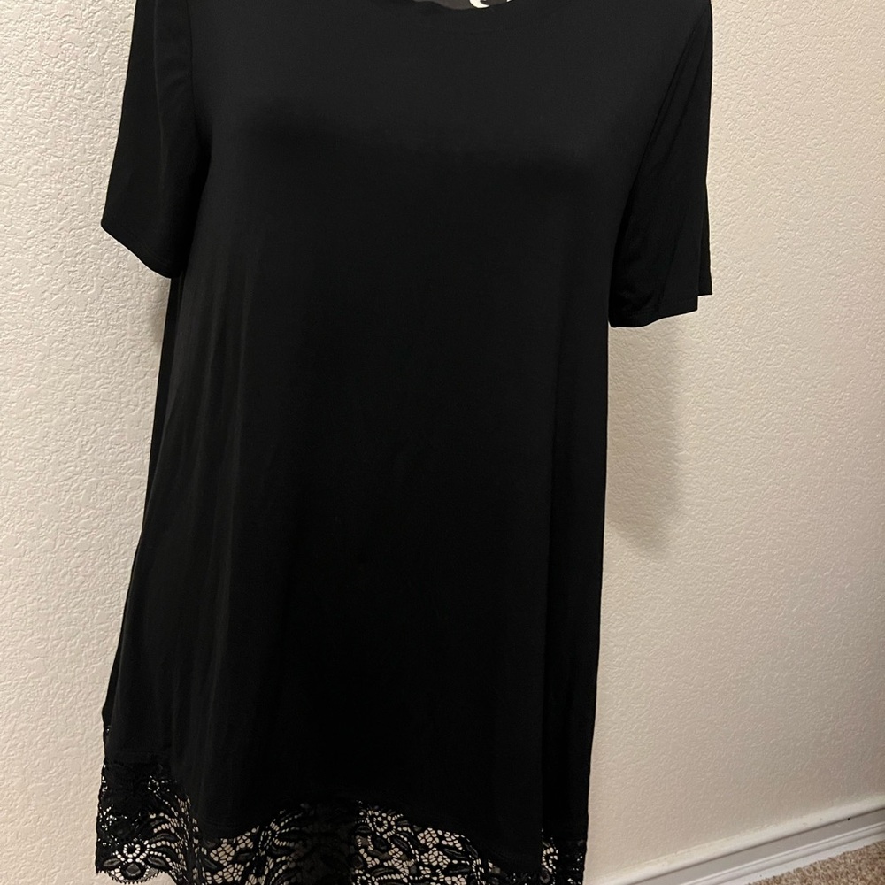 Black Zenana Signature lace bottom hem, swing style Size Large-Excellent cond